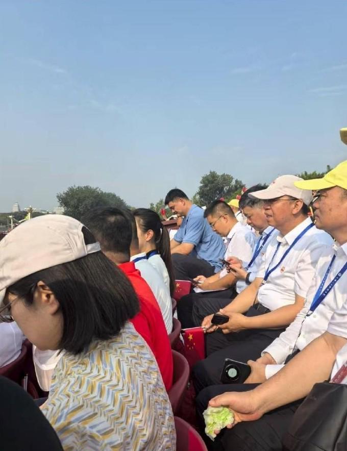 身形瞩目,姚明现场观礼阅兵仪式