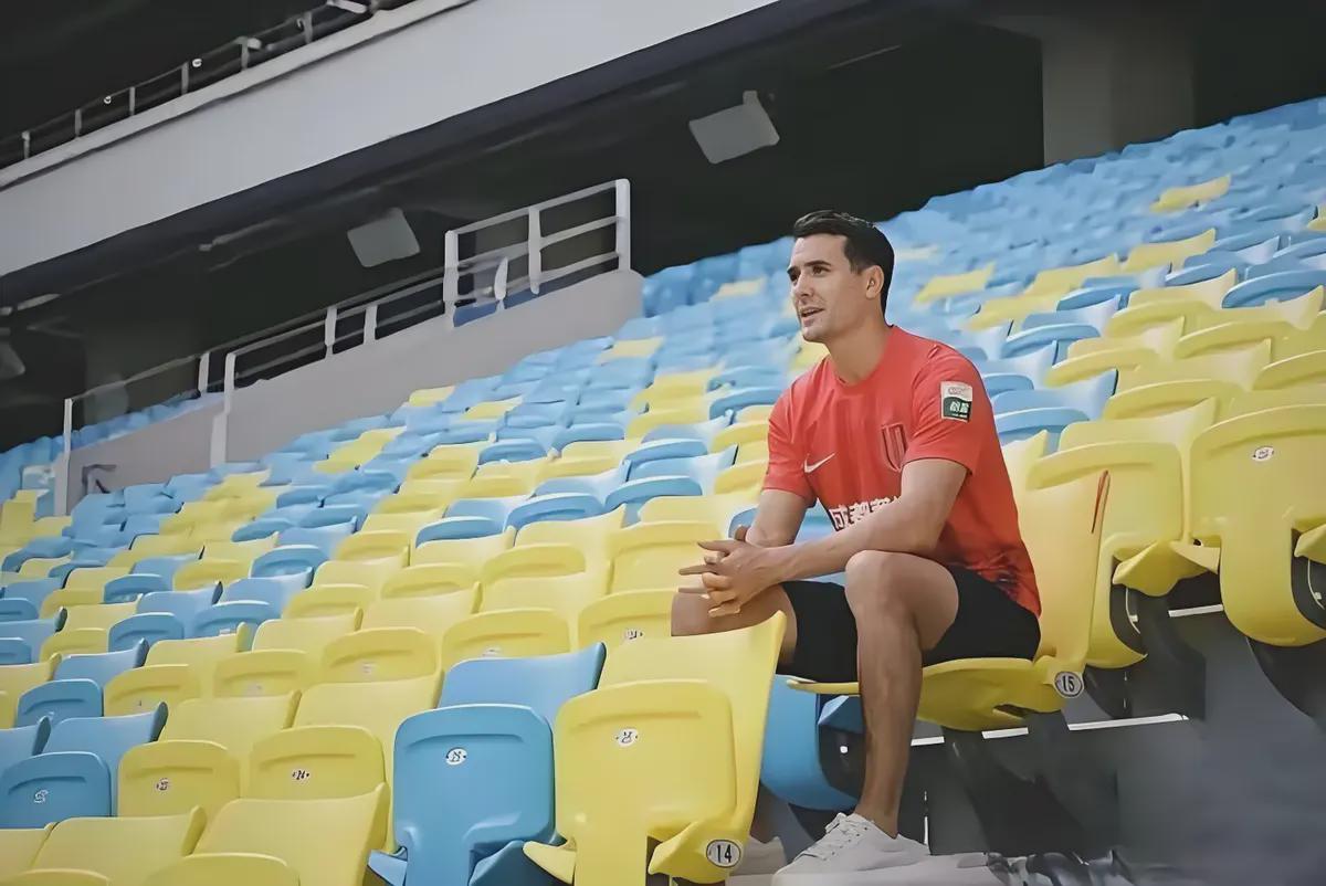 开云体育官网-功勋队长南下！中超权力版图暗流涌动：周定洋转会背后的残酷博弈