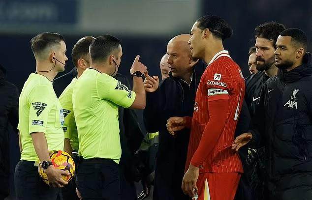 kaiyun体育官网-裁判抢戏利物浦吃亏 英超争冠悬念有变化吗？