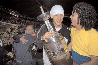 kaiyun体育官网-揭秘解放者杯冠军奖杯 真杯4个 只2队永久留真杯