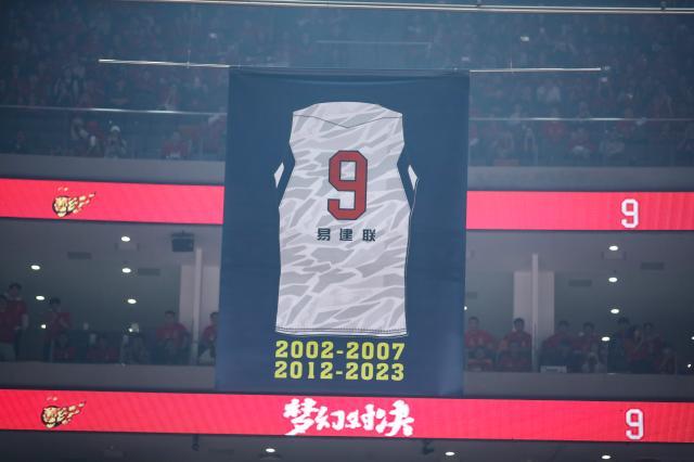 开云体育-【现场】9号球衣高悬之后，易建联迎来了“复出”之战