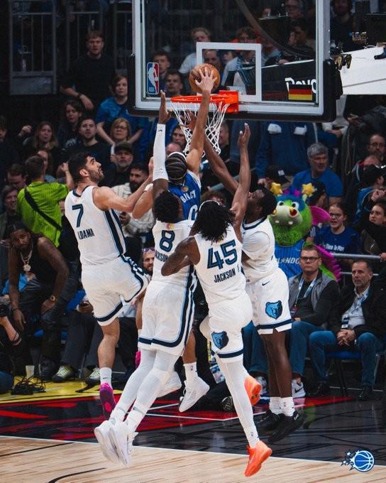 开云体育官网-世界名画，魔术后卫布莱克潇洒上演以一扣四，灰熊球员望尘莫及