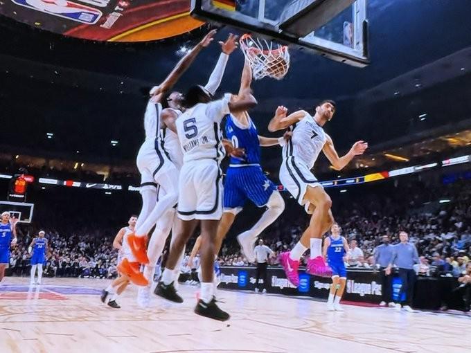 开云体育官网-世界名画，魔术后卫布莱克潇洒上演以一扣四，灰熊球员望尘莫及