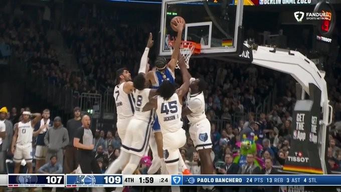 开云体育官网-世界名画，魔术后卫布莱克潇洒上演以一扣四，灰熊球员望尘莫及