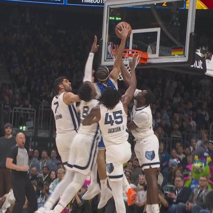 开云体育官网-世界名画，魔术后卫布莱克潇洒上演以一扣四，灰熊球员望尘莫及