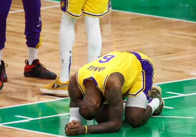 1674976018684047323.png 开云体育-漏判偷走湖人胜利 詹姆斯跪地长叹矛头直击裁判