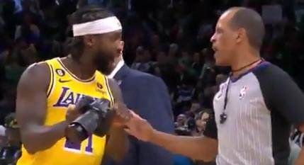 1674975665190062774.png 开云体育-漏判偷走湖人胜利 詹姆斯跪地长叹矛头直击裁判