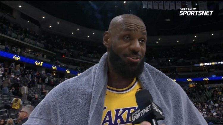 开云体育-詹姆斯：我有太多失误首节就3次 这不像我的风格&amp;下半场我改进了