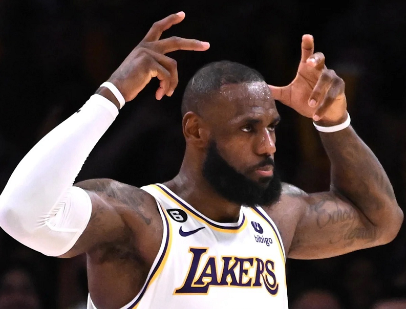 kaiyun体育官网-36分+31分+30分，无缘全明星首发！老詹接受现实，NBA要变天了