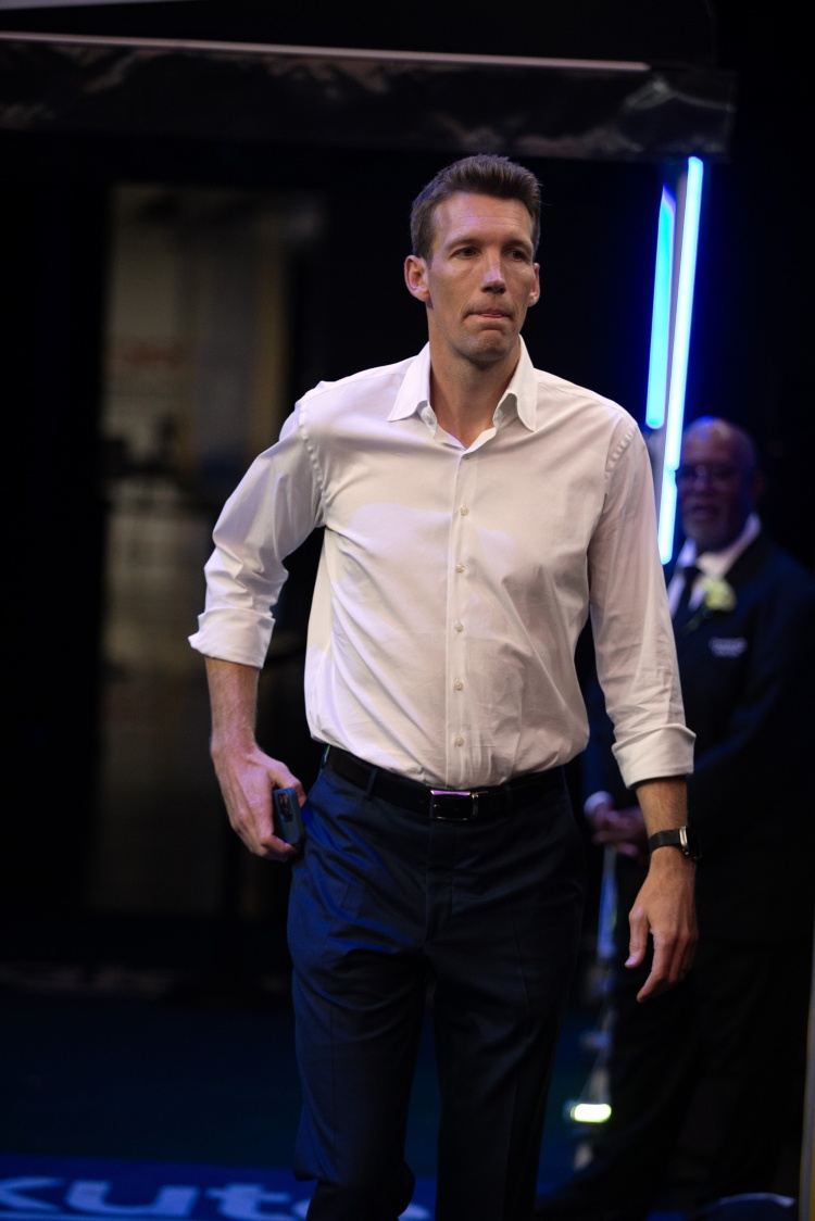 开云体育官网-勇士报价四首轮！可库里即将38&amp;科尔合同年 字母哥愿意去勇士吗？