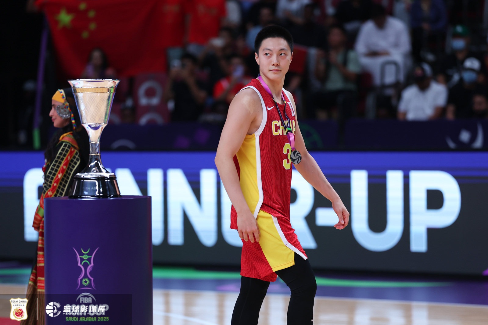 开云体育-因膝伤此次未出战？贺希宁社媒回复胡明轩：膝盖快点好起来