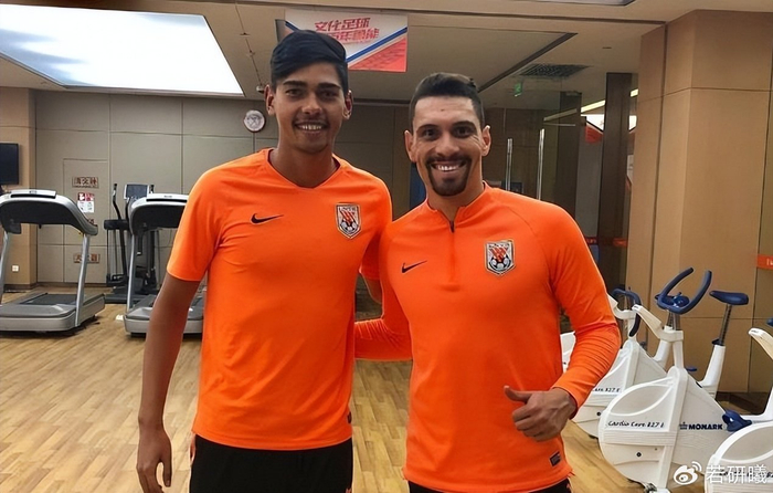 开云体育官网-马德鲁加曾被视为鲁能离队热门，如今为何依然没走，原因找到了|阿尔瓦罗|洛佩斯|本菲卡足球俱乐部|山东泰山|克雷桑_新浪体育_新浪新闻