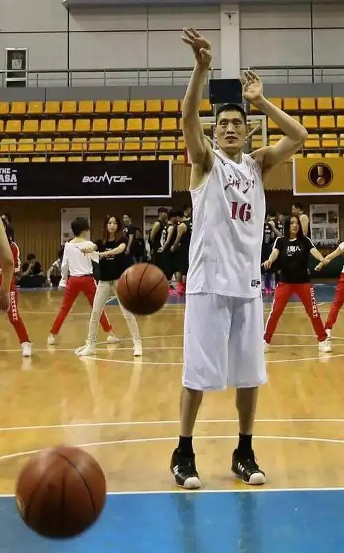 kaiyun体育官网-他是男篮名宿,拿过篮板王,如今儿子也进CBA,成为顶级中锋|余乐平|篮球|浙江队|中国男篮|浙江男篮_新浪体育_新浪新闻