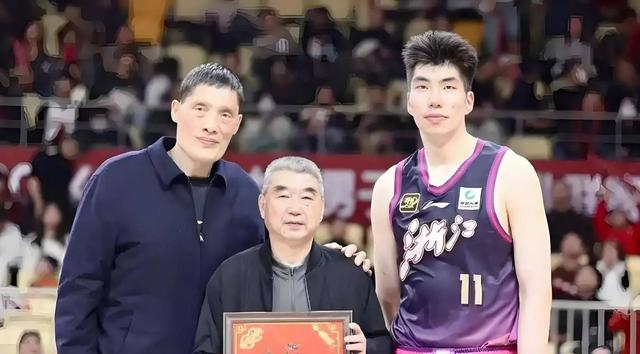kaiyun体育官网-他是男篮名宿,拿过篮板王,如今儿子也进CBA,成为顶级中锋|余乐平|篮球|浙江队|中国男篮|浙江男篮_新浪体育_新浪新闻