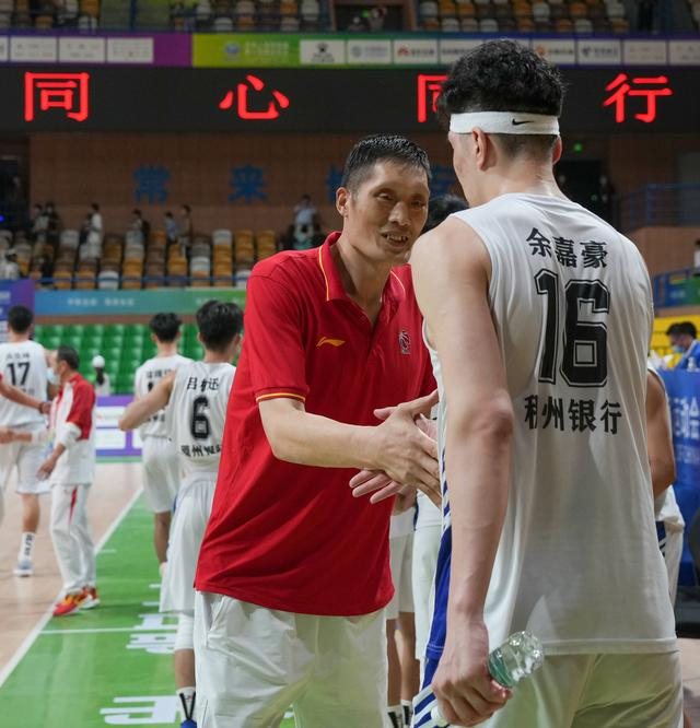 kaiyun体育官网-他是男篮名宿,拿过篮板王,如今儿子也进CBA,成为顶级中锋|余乐平|篮球|浙江队|中国男篮|浙江男篮_新浪体育_新浪新闻